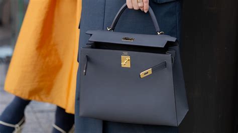 versace umhängetasche herren fake|Gefälschte Handtaschen: So erkennt man laut Expert:innen ein .